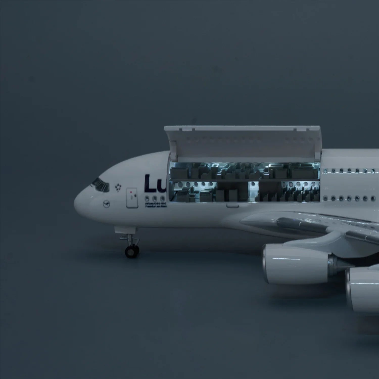 Lufthansa Airbus A380 1:160 – 47 cm / 18.5 in – Opening Cabin Interior - Gallery 4