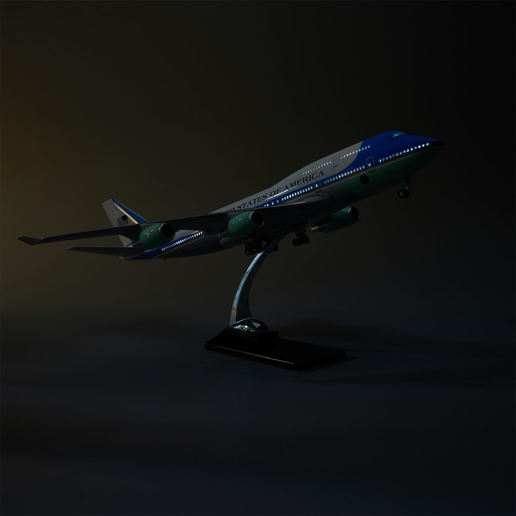 Boeing 747 Air Force One 1:150 – 47 cm / 18.5 in – Opening Interior