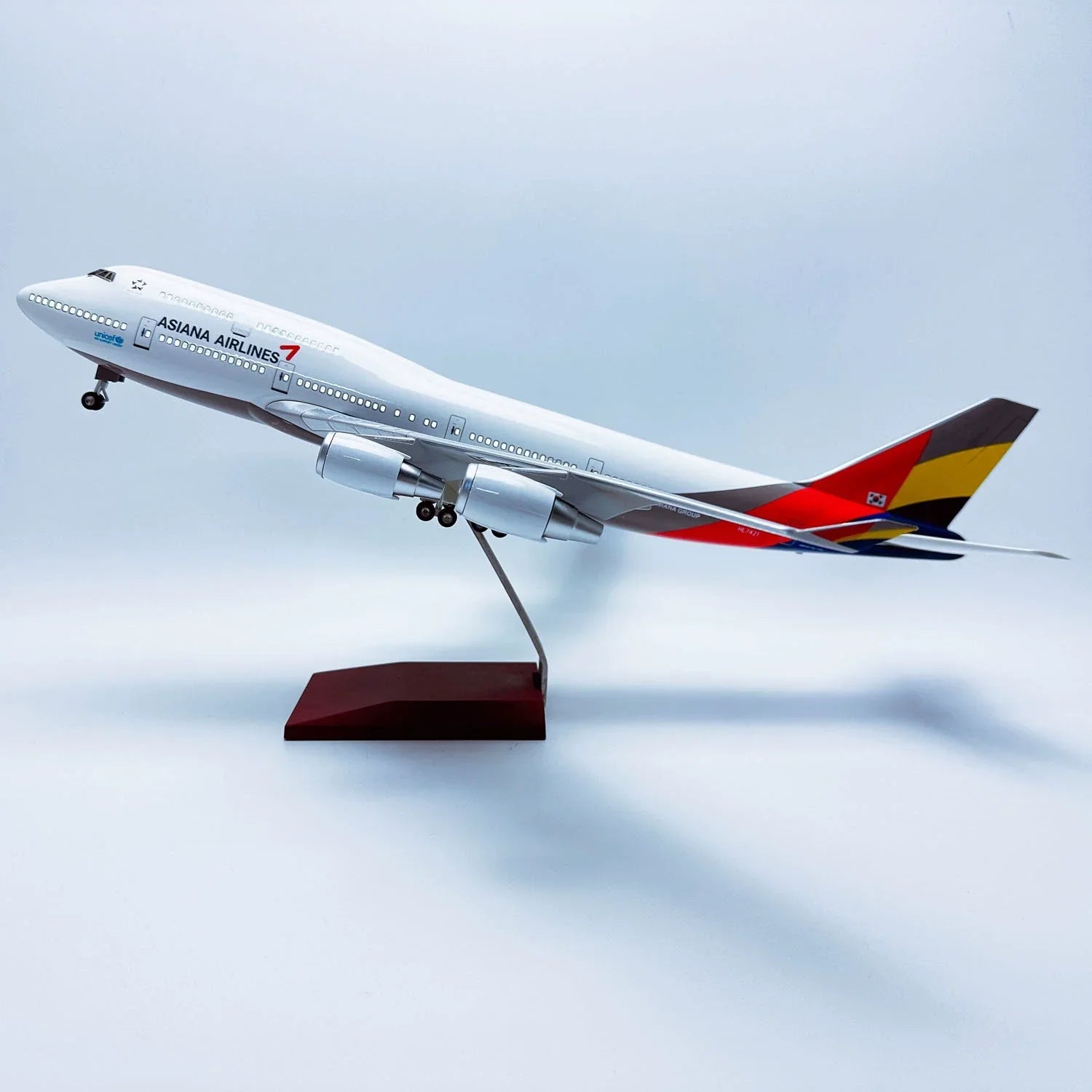 B747 Asiana Airlines - Scale 1/157 - L:47cm - Gallery 1