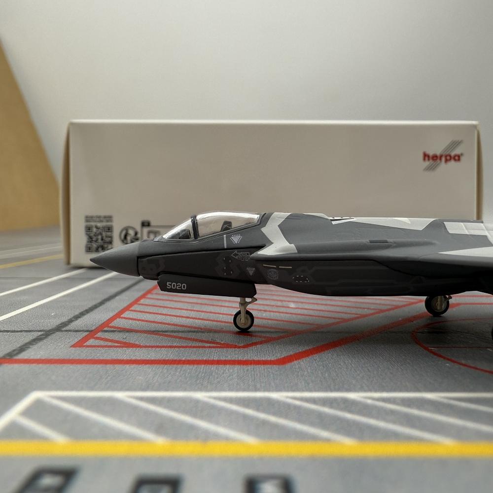Modelo de avión militar de metal Herpa Wings 1 200 US Air Force F-35A USS Lightnings 11-5020