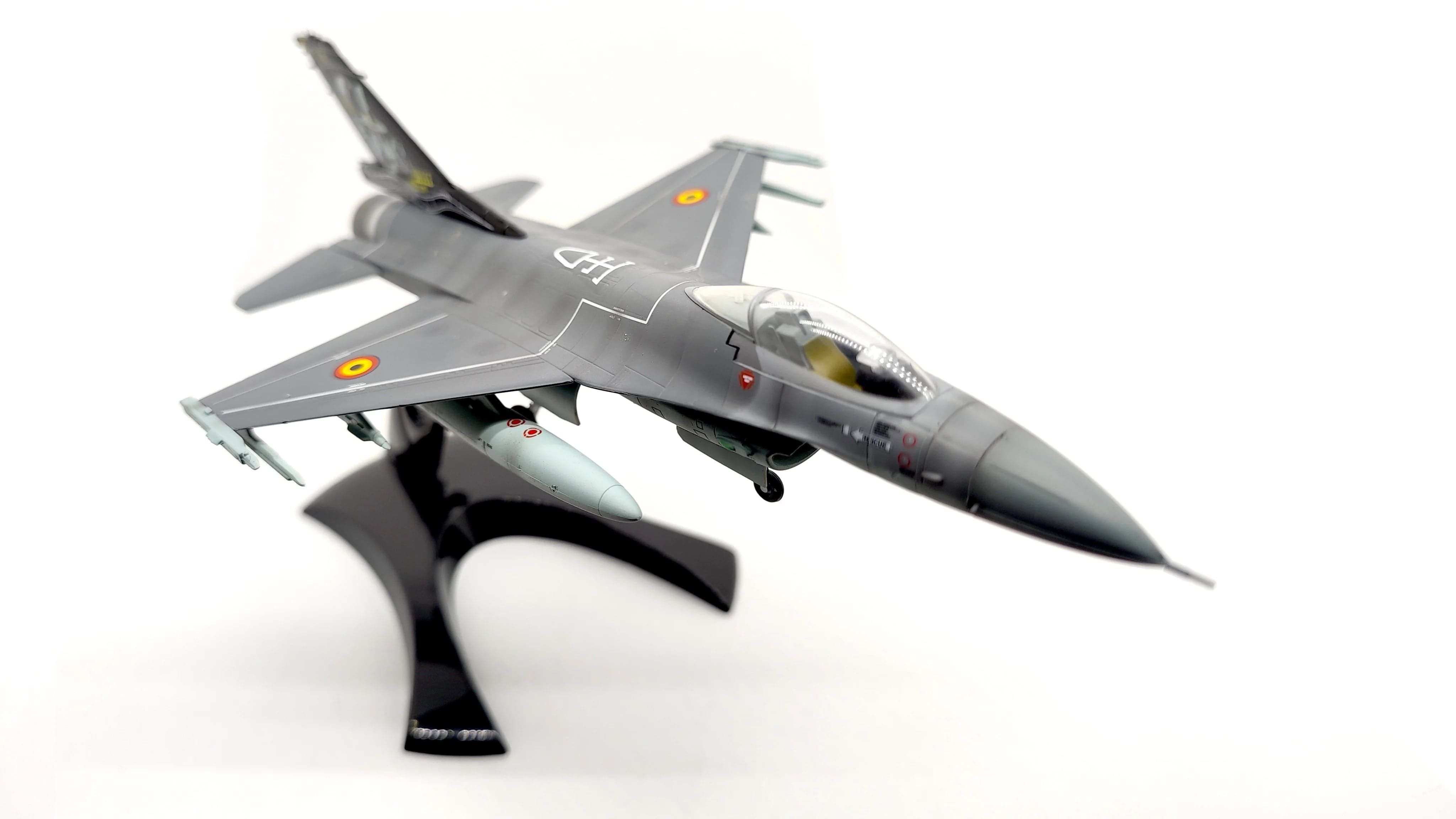 F-16A MLU Fighting Falcon - Edición Especial Bélgica 2003 - Escala 1:72