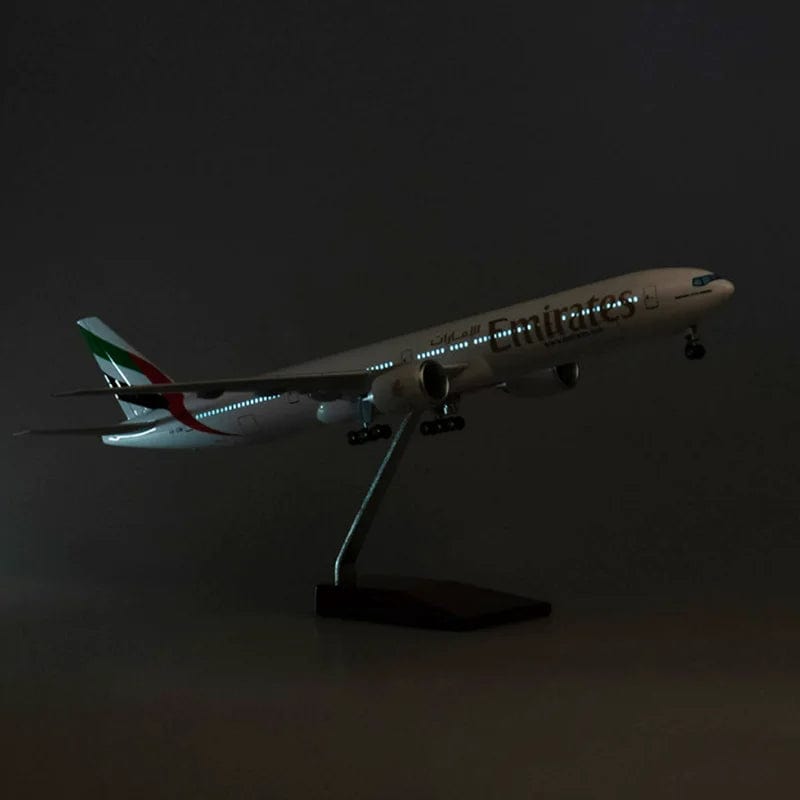 Boeing 777 Emirates – Scale 1:157 (47 cm / 18.5 in)