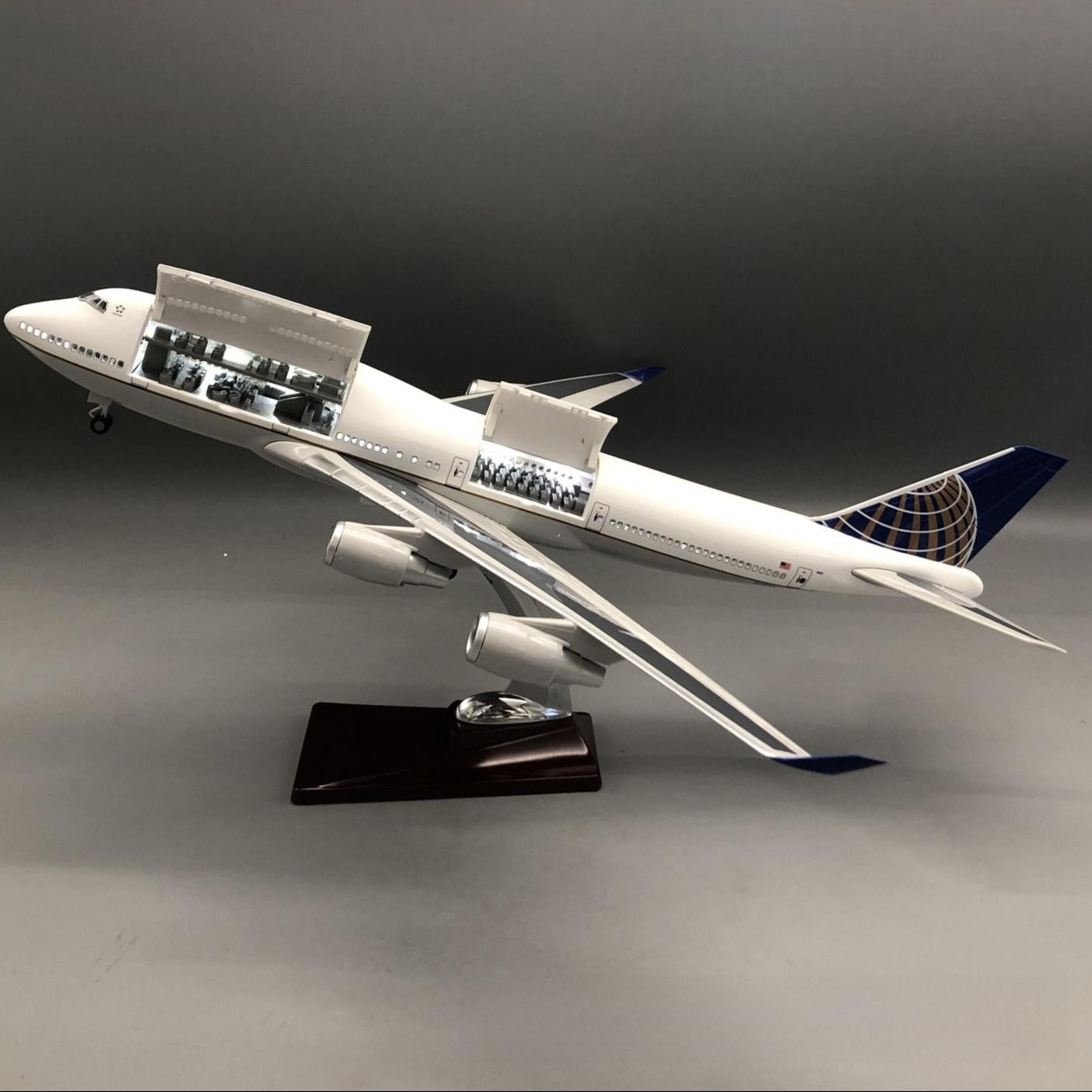 United Airlines Boeing 747-400 1:150 – 47 cm / 18.5 in – Opening Cabin Interior & LED Lights