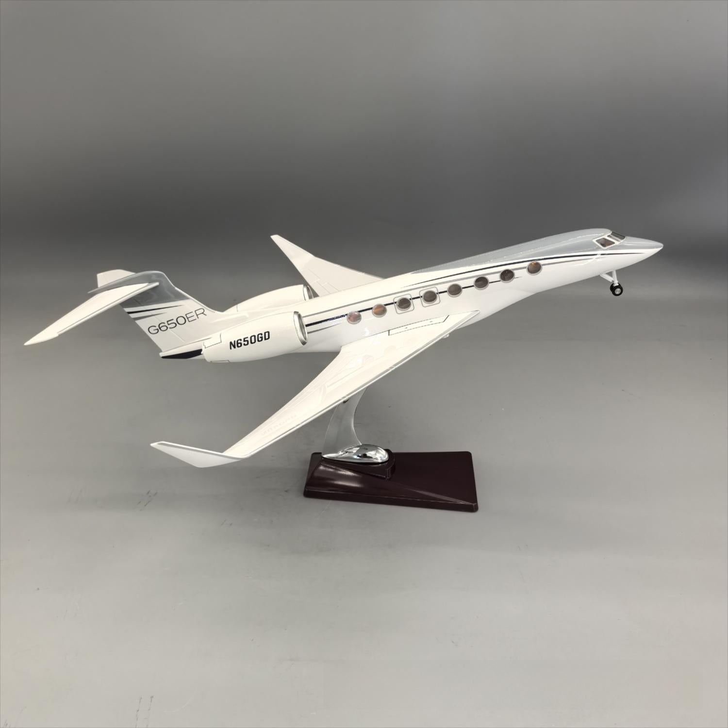 Avión ejecutivo Gulfstream G650ER 1:50 – 45 cm / 17.7 in – Interior de cabina abatible y luces LED - Gallery 8