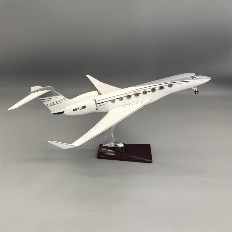 Avión ejecutivo Gulfstream G650ER 1:50 – 45 cm / 17.7 in – Interior de cabina abatible y luces LED - Image 8