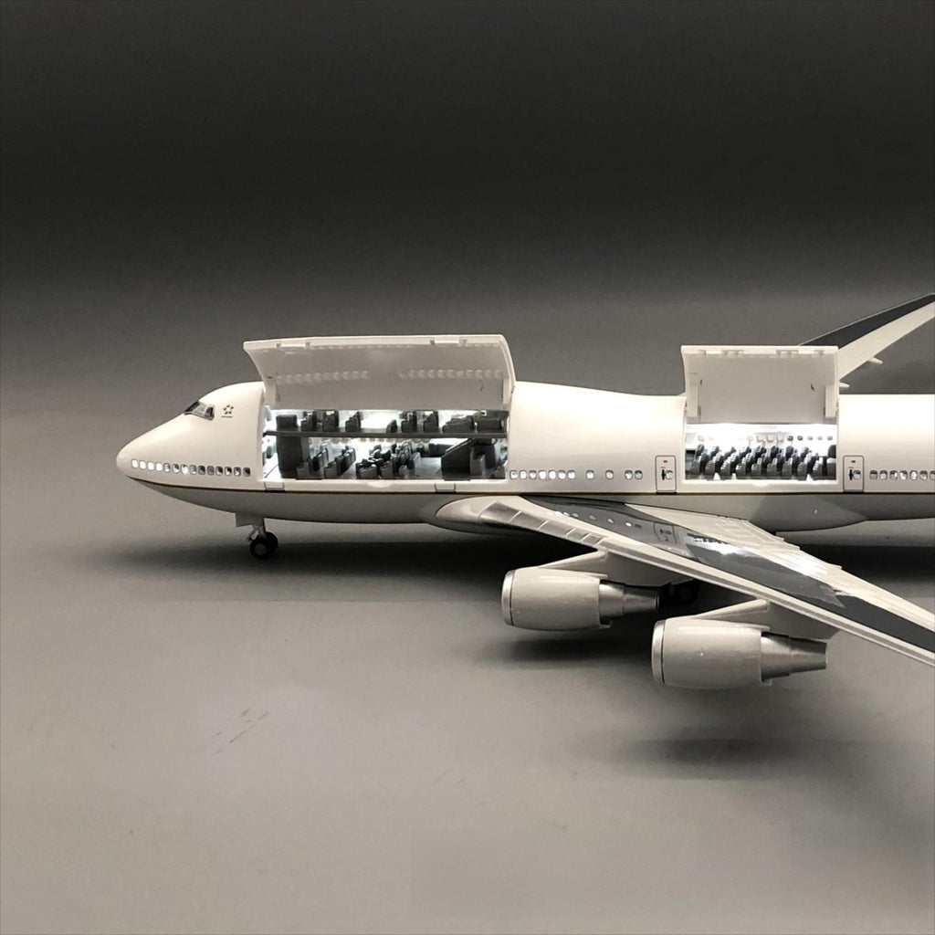 United Airlines Boeing 747-400 1:150 – 47 cm / 18.5 in – Opening Cabin Interior & LED Lights