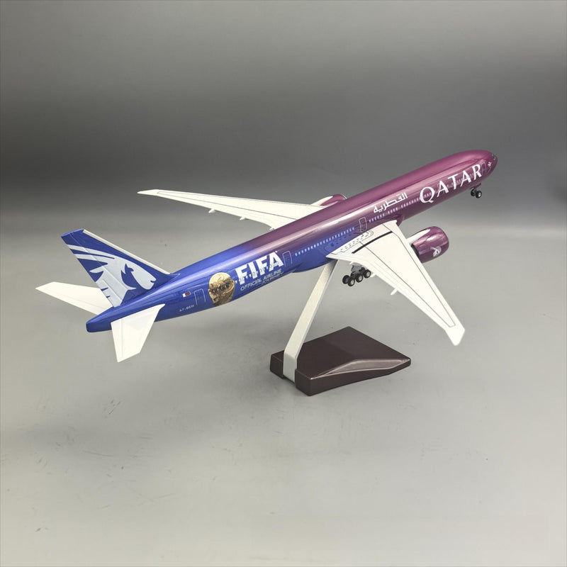 Qatar Airways Boeing 777-300ER "Copa Mundial de la FIFA" – 47 cm / 18,5 in – Modelo con pantalla LED activada por voz - Image 9