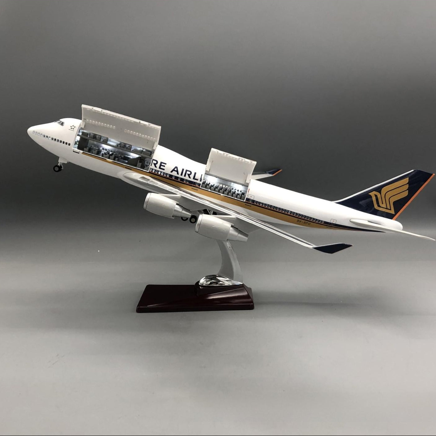 Singapore Airlines Boeing 747-400 1:150 – 47 cm / 18.5 in – Opening Cabin Interior & LED Lights