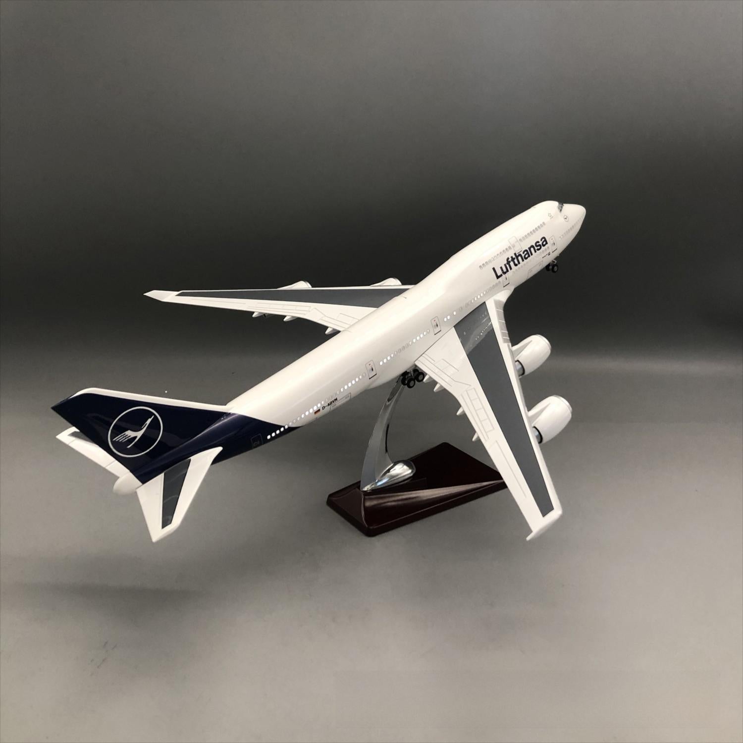 Lufthansa Boeing 747-400 1:150 – 47 cm / 18.5 in – Opening Cabin Interior & LED Lights