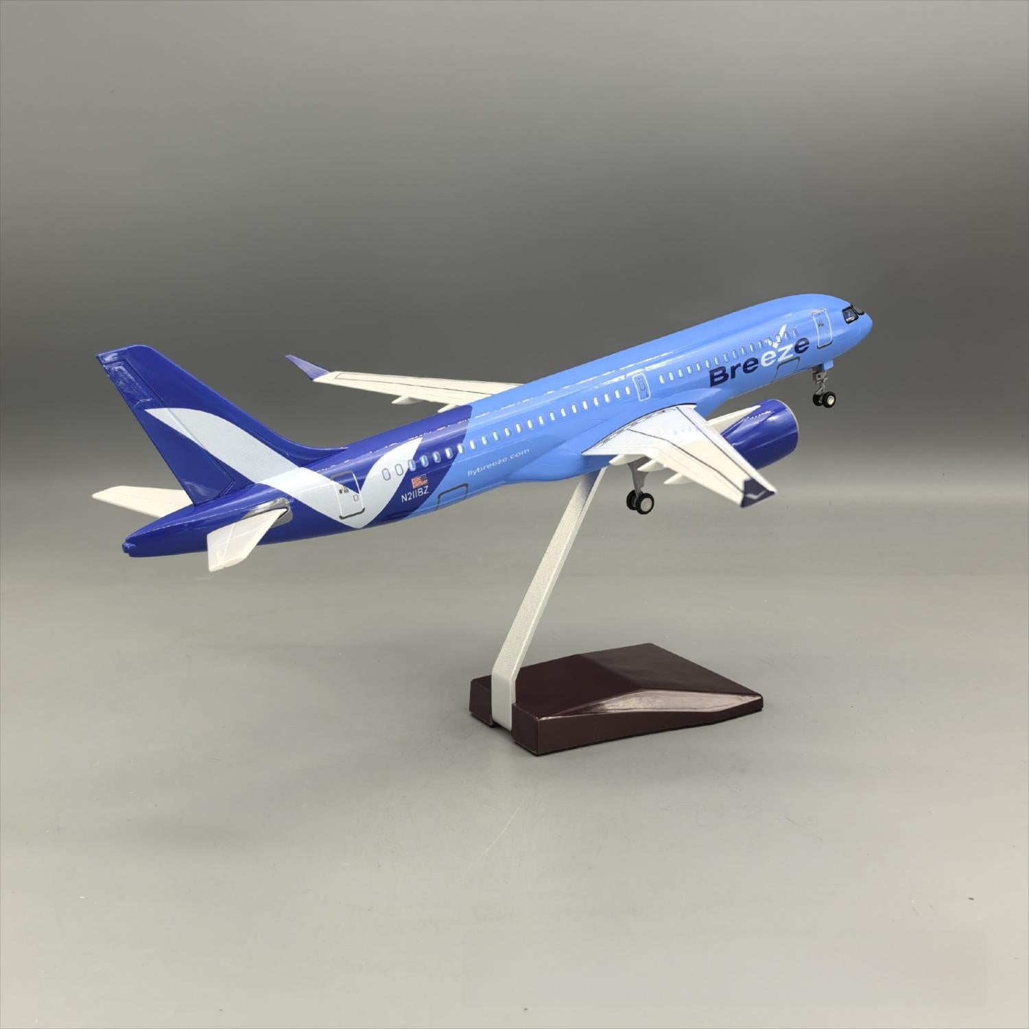Breeze Airways Airbus A220-300 1:100 – 38.7 cm / 15.2 in – LED Lights