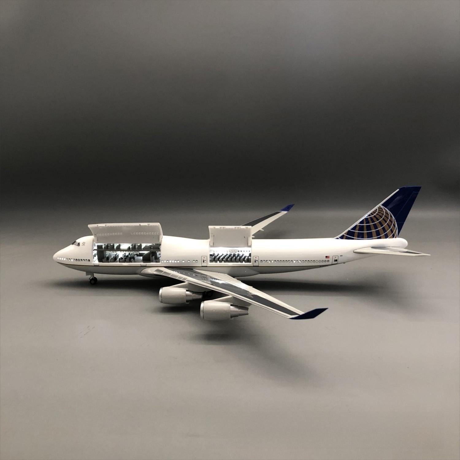 United Airlines Boeing 747-400 1:150 – 47 cm / 18.5 in – Opening Cabin Interior & LED Lights