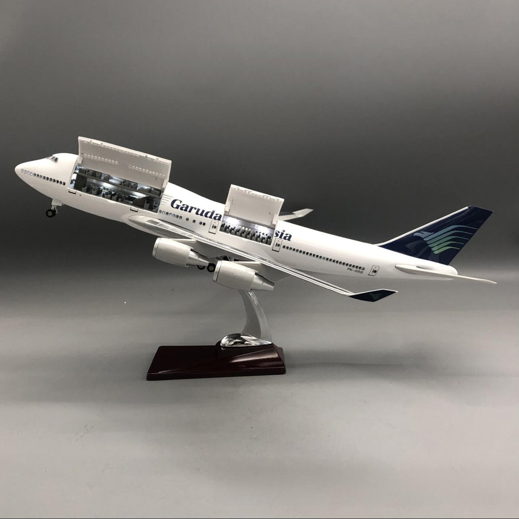 Garuda Indonesia Boeing 747-400 1:150 – 47 cm / 18.5 in – Opening Cabin Interior & LED Lights