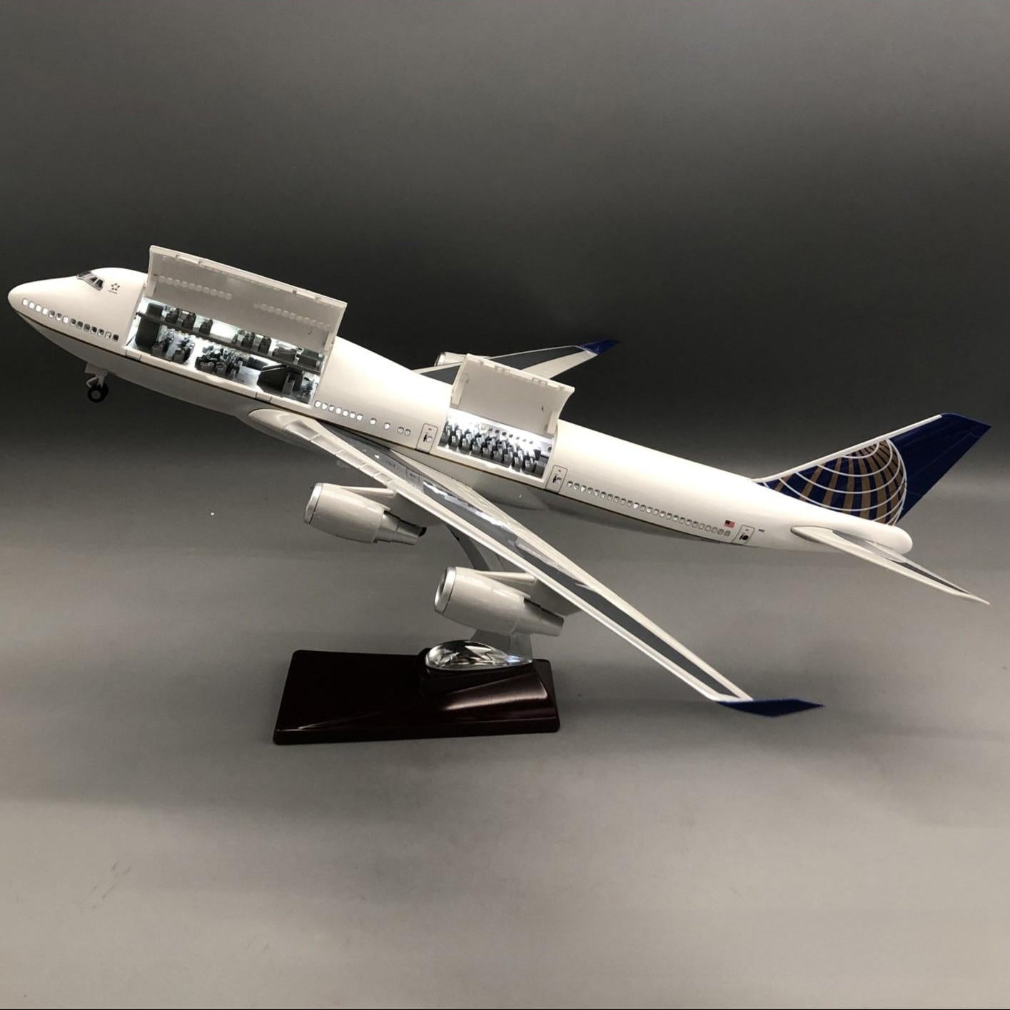 United Airlines Boeing 747-400 1:150 – 47 cm / 18.5 in – Opening Cabin Interior & LED Lights