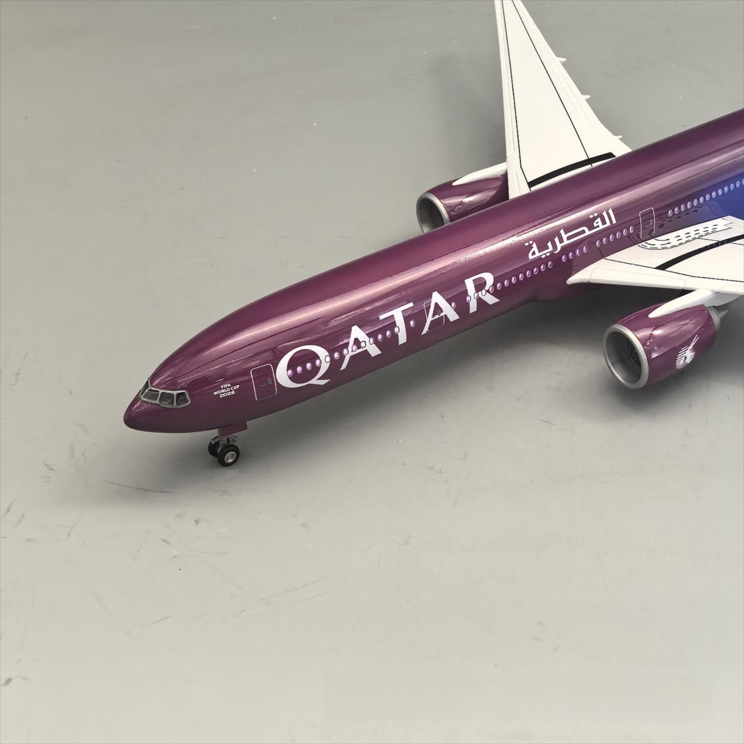 Qatar Airways Boeing 777-300ER "Copa Mundial de la FIFA" – 47 cm / 18,5 in – Modelo con pantalla LED activada por voz - Gallery 5