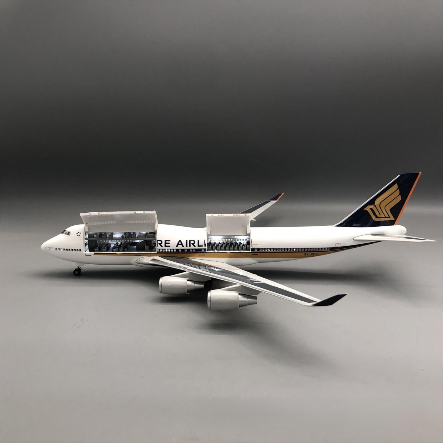 Singapore Airlines Boeing 747-400 1:150 – 47 cm / 18.5 in – Opening Cabin Interior & LED Lights