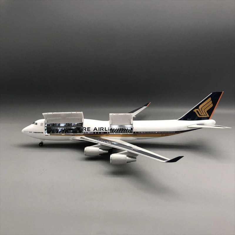 Singapore Airlines Boeing 747-400 1:150 – 47 cm / 18.5 in – Interior de Cabina Abrible y Luces LED - Image 2