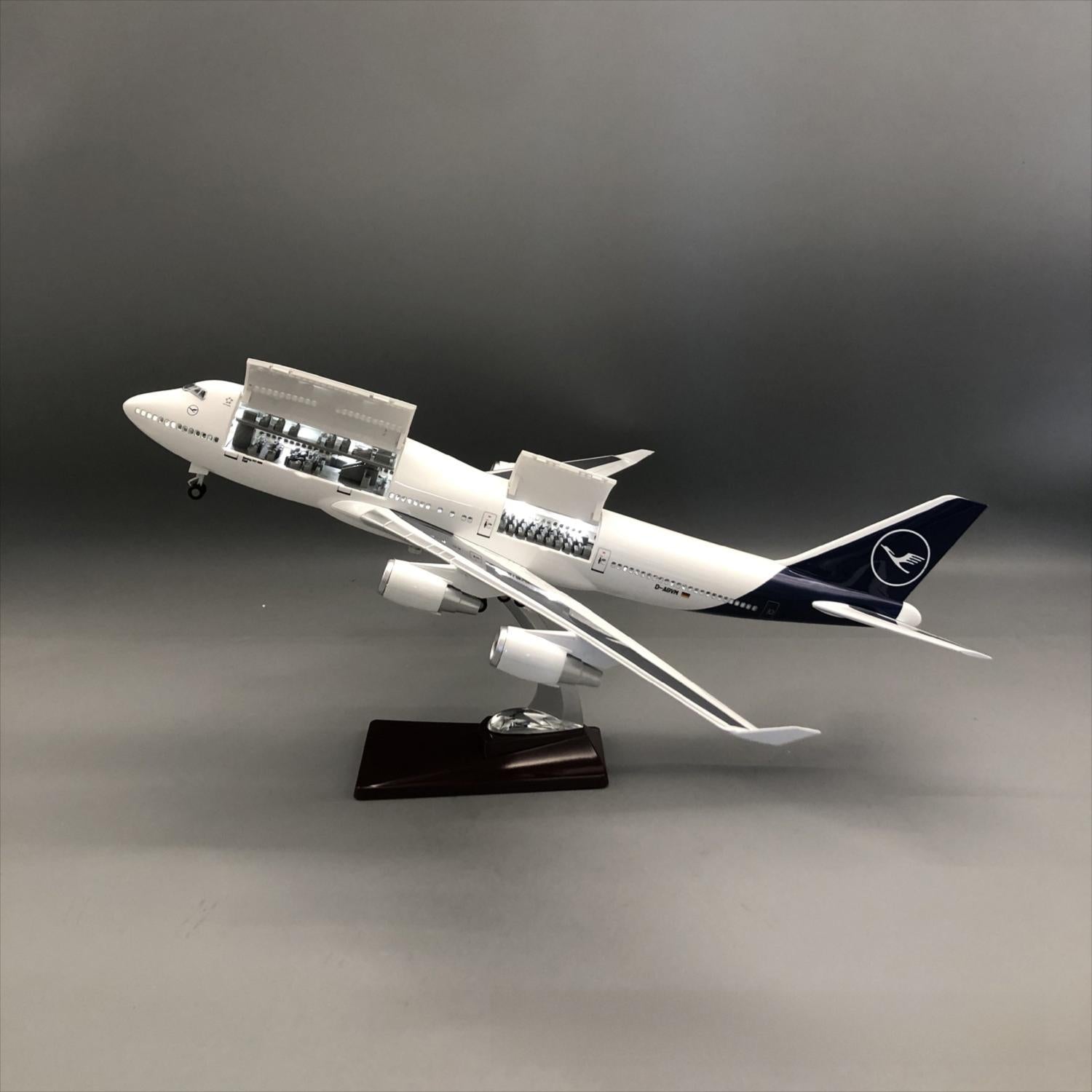 Lufthansa Boeing 747-400 1:150 – 47 cm / 18.5 in – Opening Cabin Interior & LED Lights