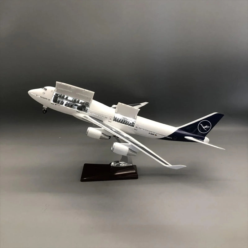 Lufthansa Boeing 747-400 1:150 – 47 cm / 18.5 in – Opening Cabin Interior & LED Lights - Image 2