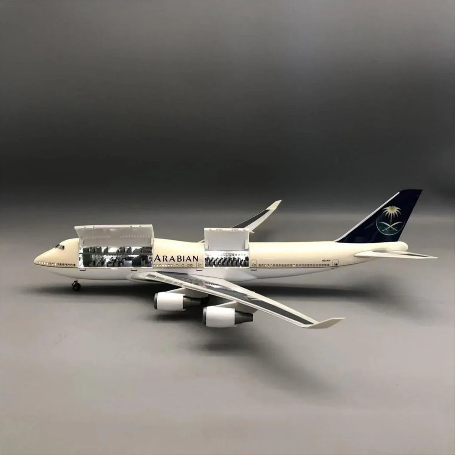 Saudia Airlines Boeing 747-400 1:150 – 47 cm / 18.5 in – Interior de cabina abrible y luces LED - Gallery 2