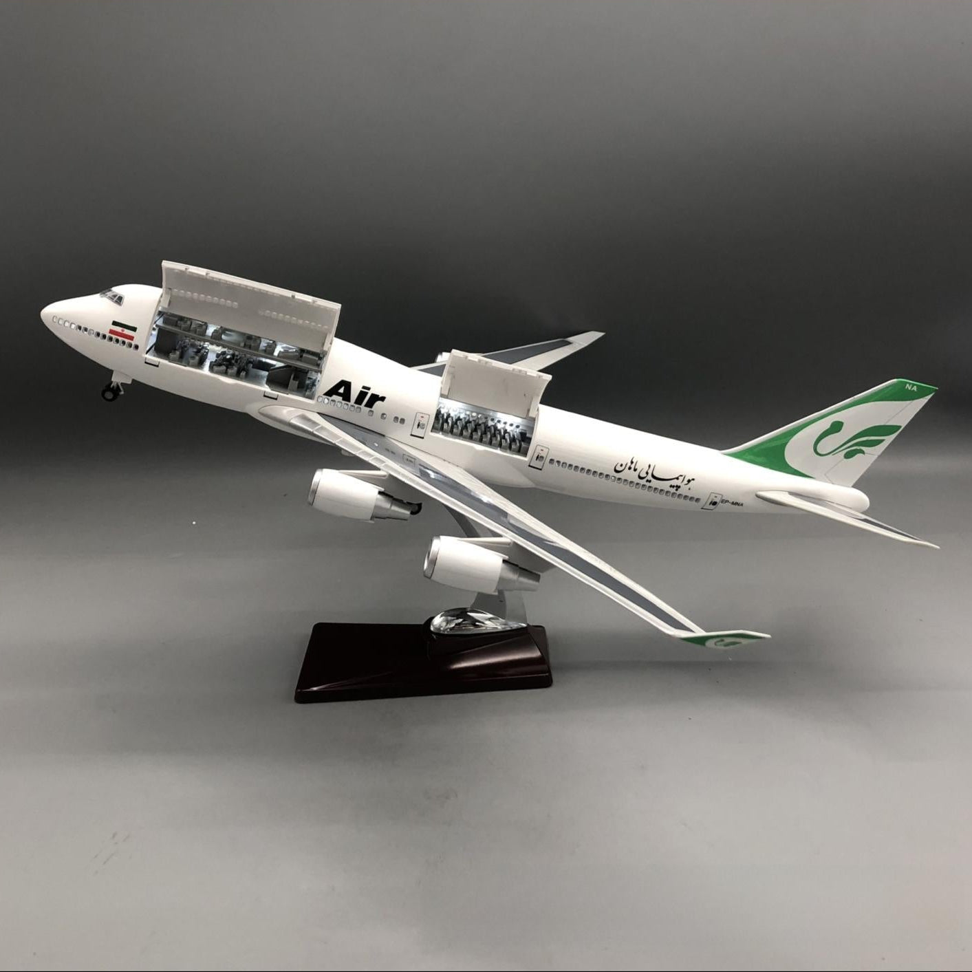 Mahan Air Boeing 747-400 1:150 – 47 cm / 18.5 in – Opening Cabin Interior & LED Lights