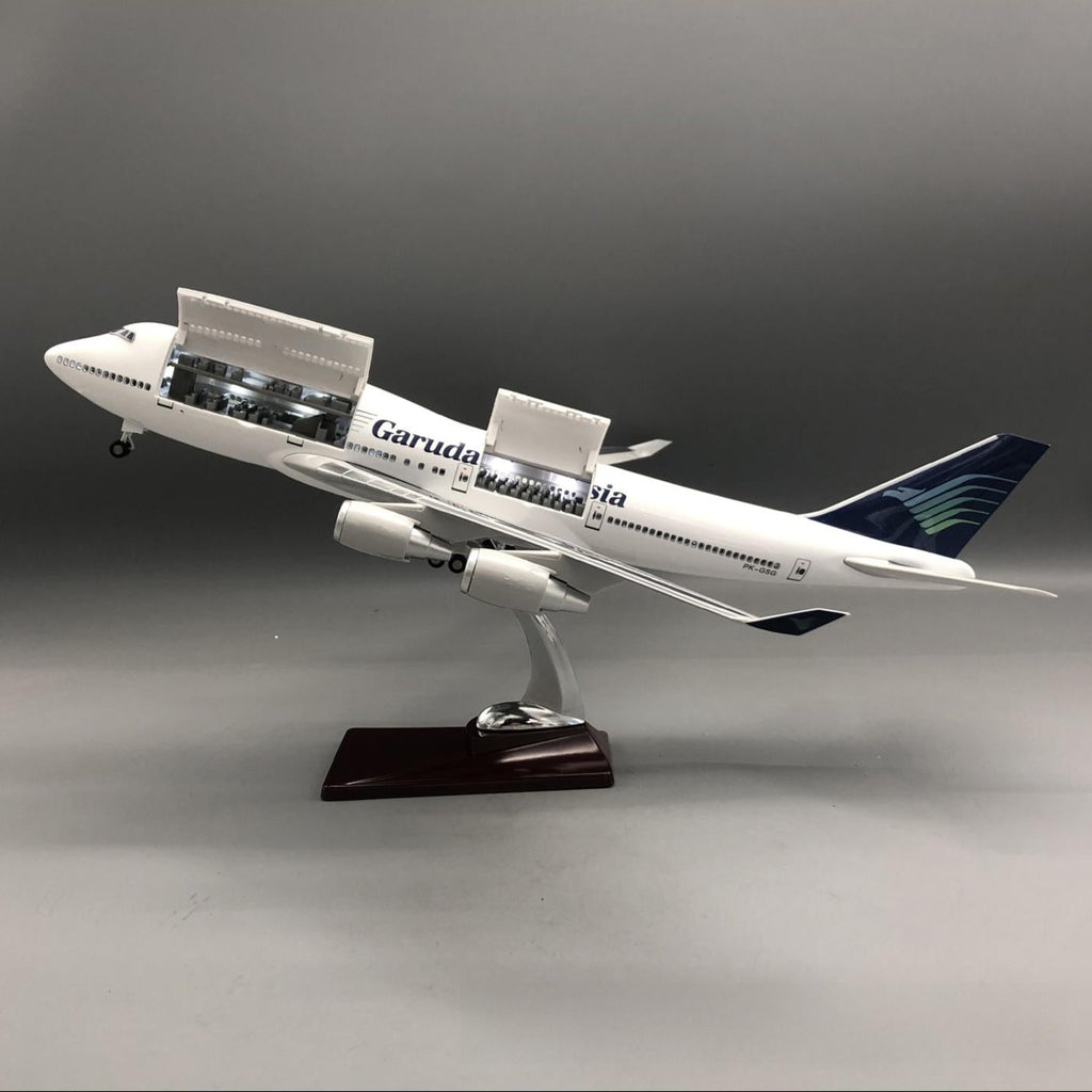 Garuda Indonesia Boeing 747-400 1:150 – 47 cm / 18.5 in – Opening Cabin Interior & LED Lights