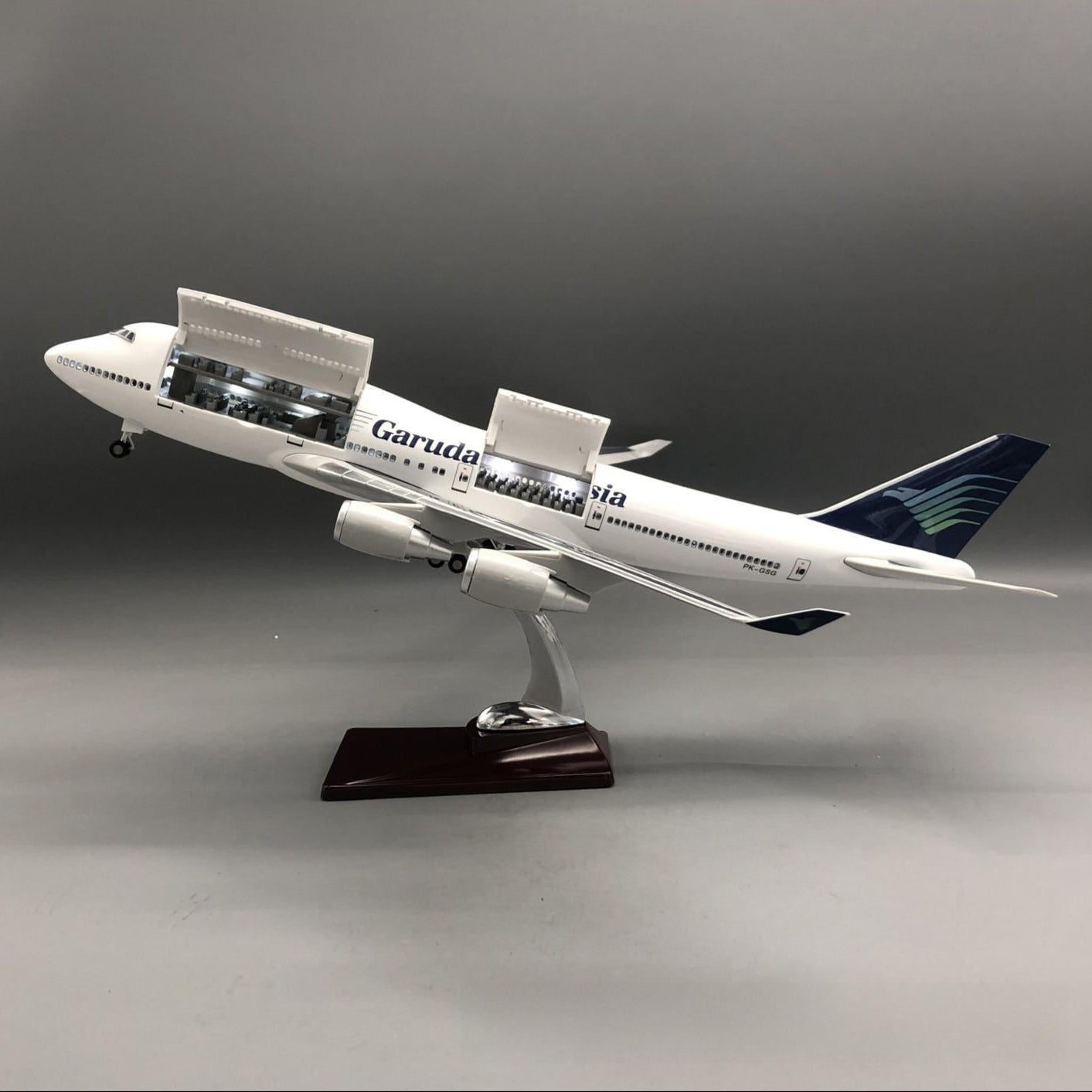 Garuda Indonesia Boeing 747-400 1:150 – 47 cm / 18.5 in – Opening Cabin Interior & LED Lights