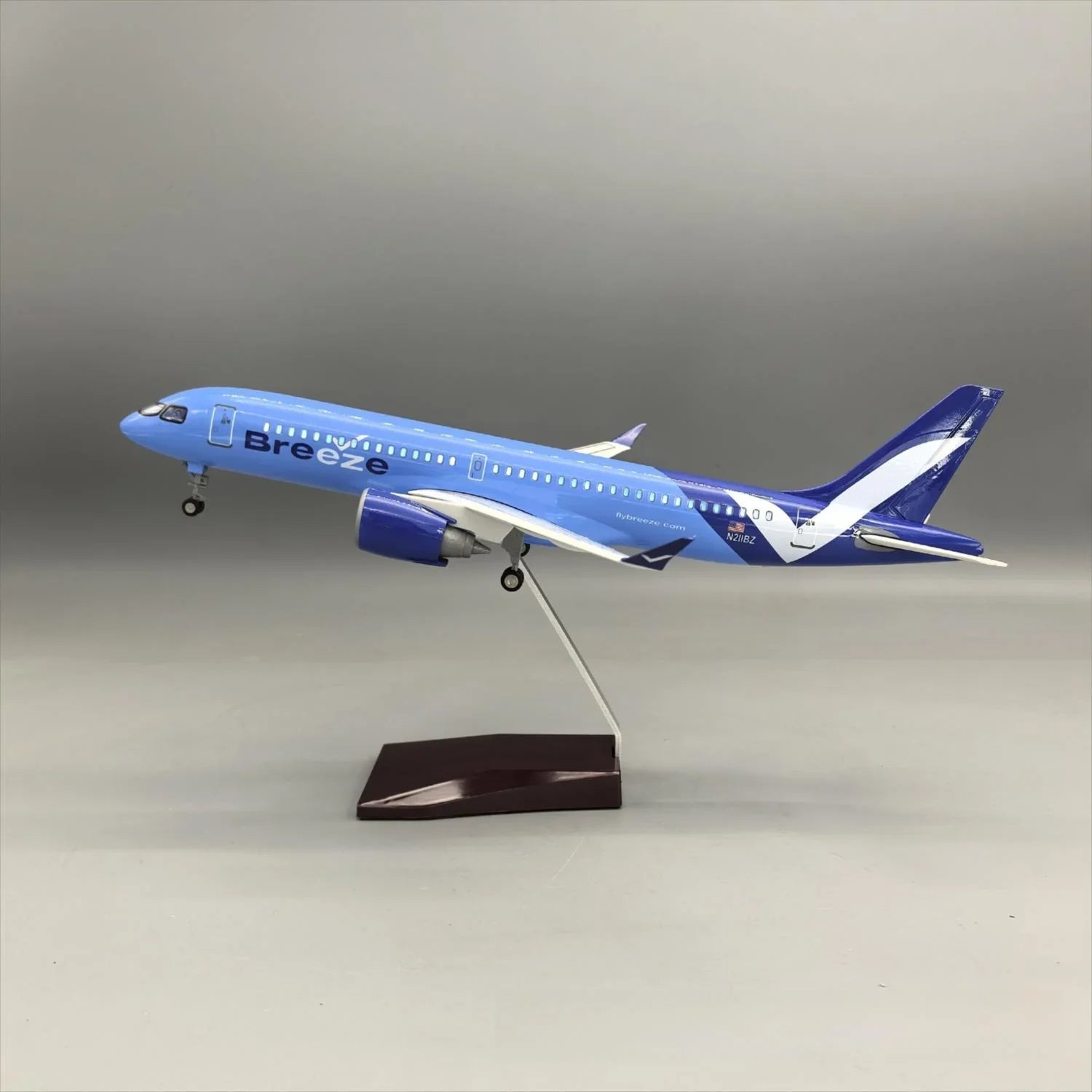 Breeze Airways Airbus A220-300 1:100 – 38.7 cm / 15.2 in – LED Lights - Gallery 2