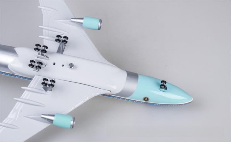 طائرة الرئاسة الأمريكية بوينغ 747 بمقياس 1:190 – 37 سم / 14.6 بوصة – أضواء LED