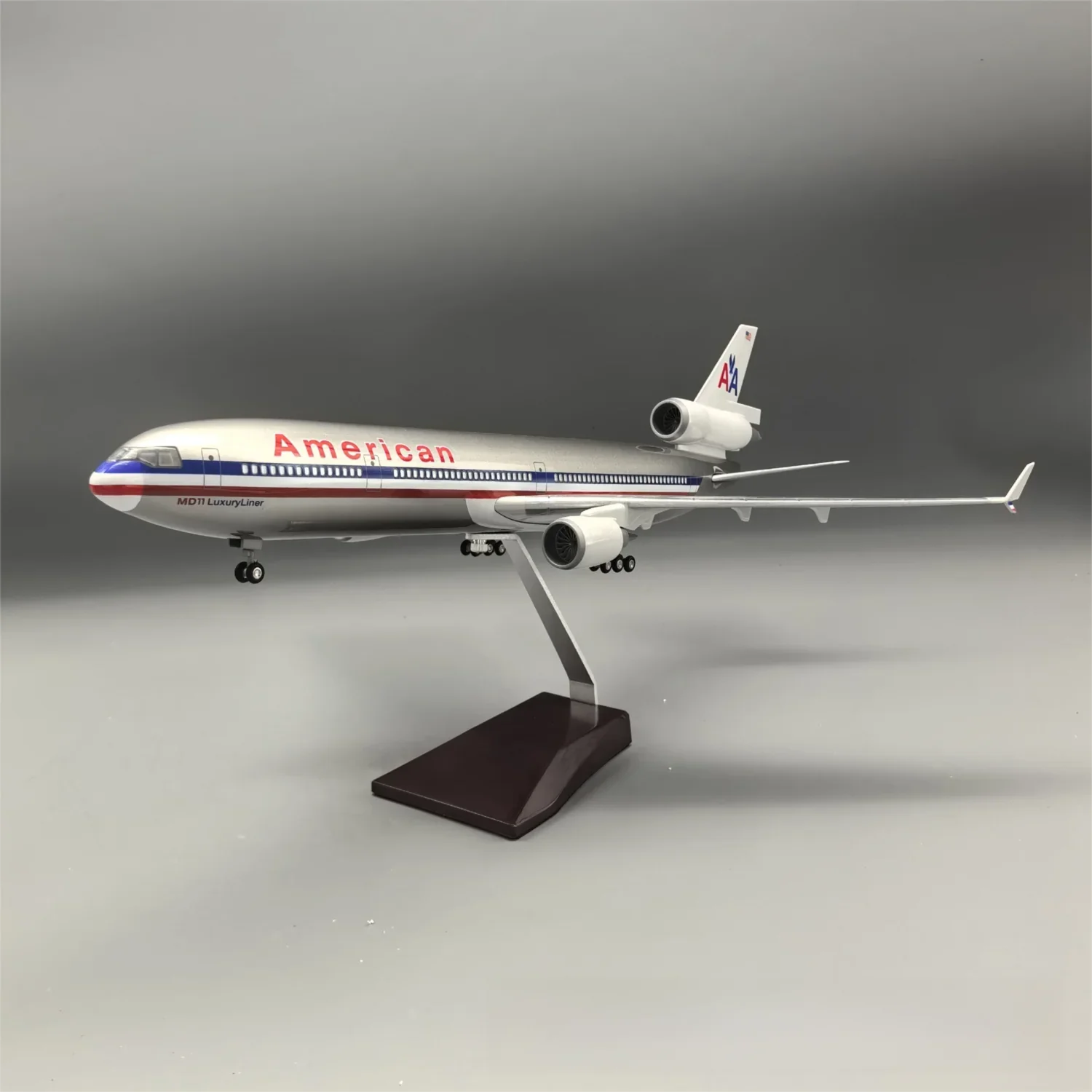 MD-11 American Airlines 1:130 – 47 cm / 18.5 in – ABS Resin