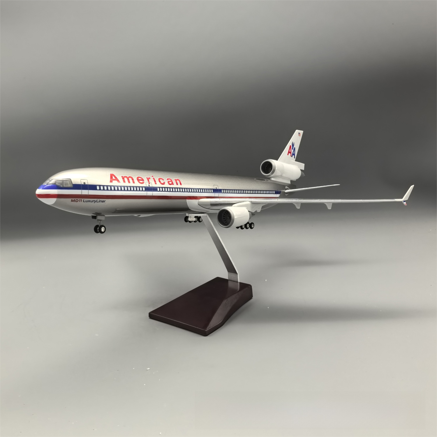 American Airlines MD-11 McDonnell Douglas – Scale 1:130 – 47 cm – ABS Resin – Optional LED Lights
