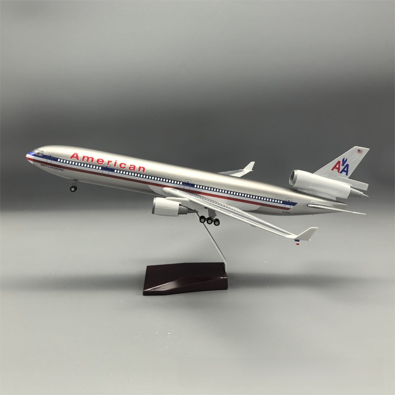American Airlines MD-11 McDonnell Douglas – Scale 1:130 – 47 cm/18.5 in  – ABS Resin – Optional LED Lights