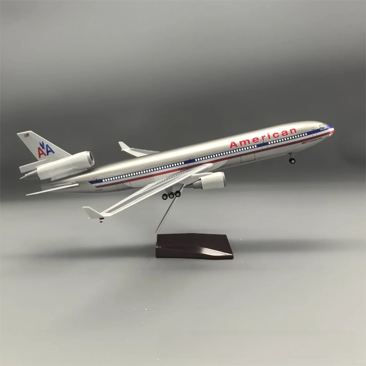 MD-11 American Airlines 1:130 – 47 cm / 18.5 in – ABS Resin – Optional LED Lights - Gallery 16