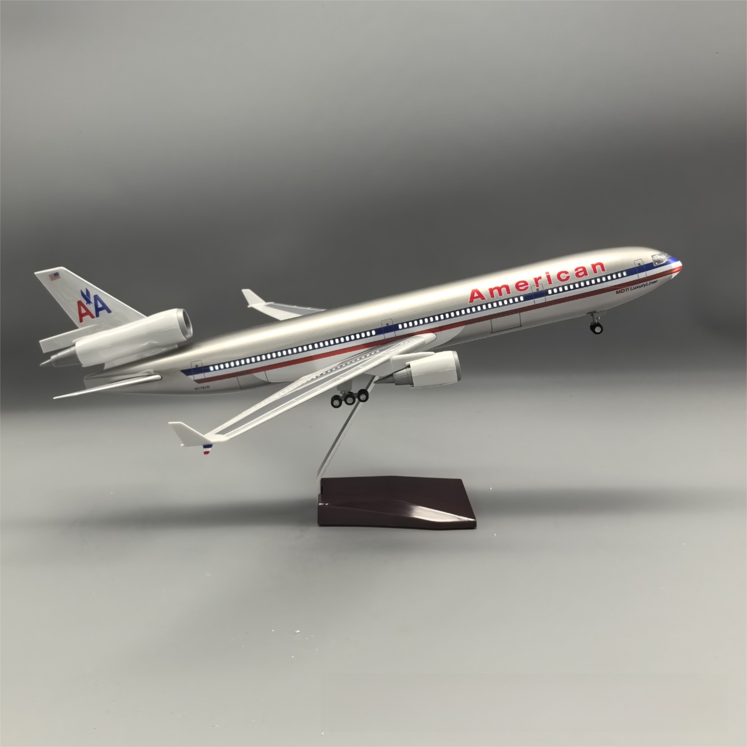 American Airlines MD-11 McDonnell Douglas – Scale 1:130 – 47 cm/18.5 in  – ABS Resin – Optional LED Lights