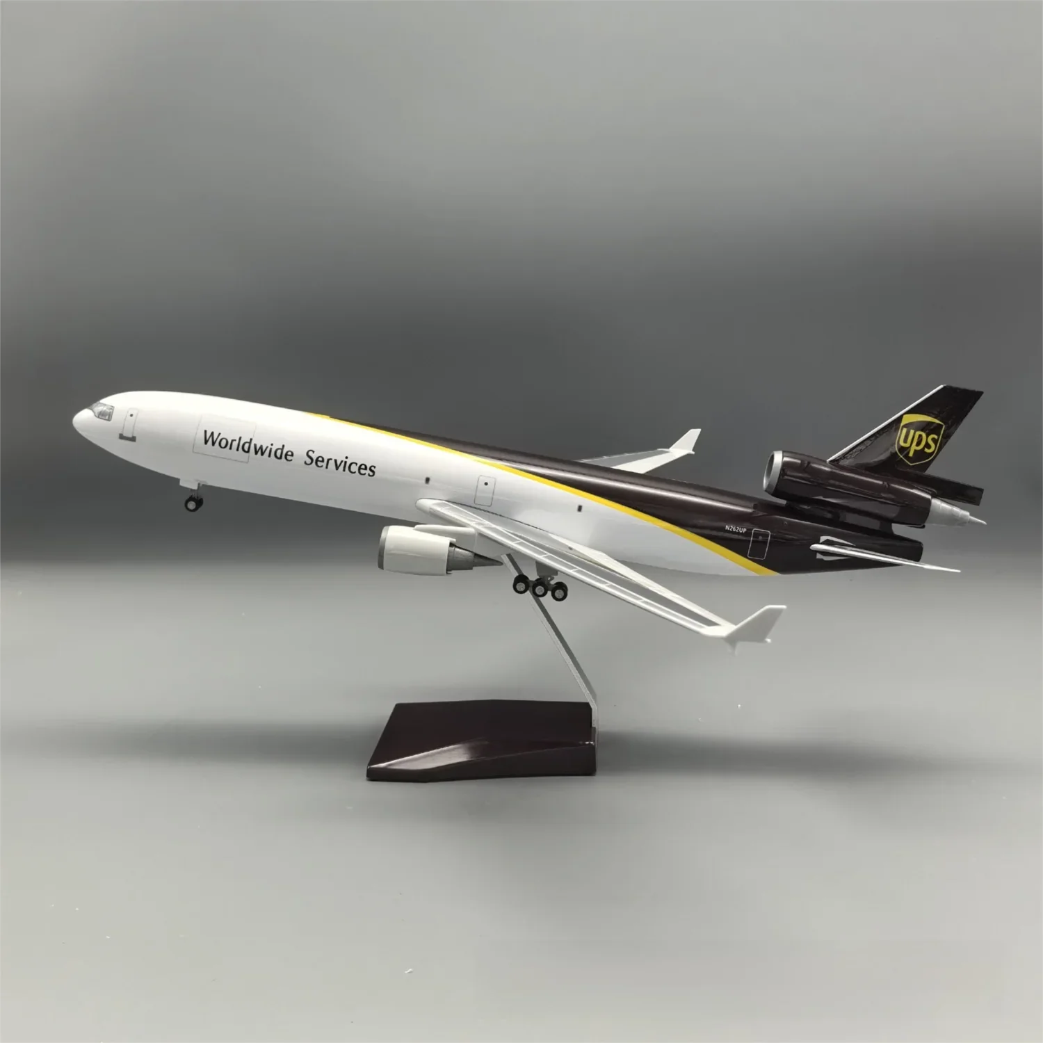 UPS MD-11 McDonnell Douglas – Escala 1:130 – 47 cm/18,5 pulgadas – Resina ABS – SIN luces LED  - Gallery 13