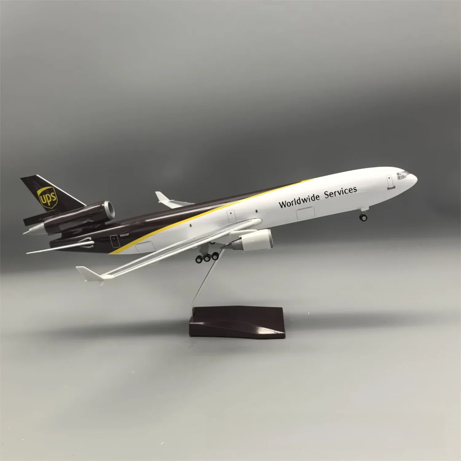UPS MD-11 McDonnell Douglas – Escala 1:130 – 47 cm/18,5 pulgadas – Resina ABS – SIN luces LED  - Gallery 14
