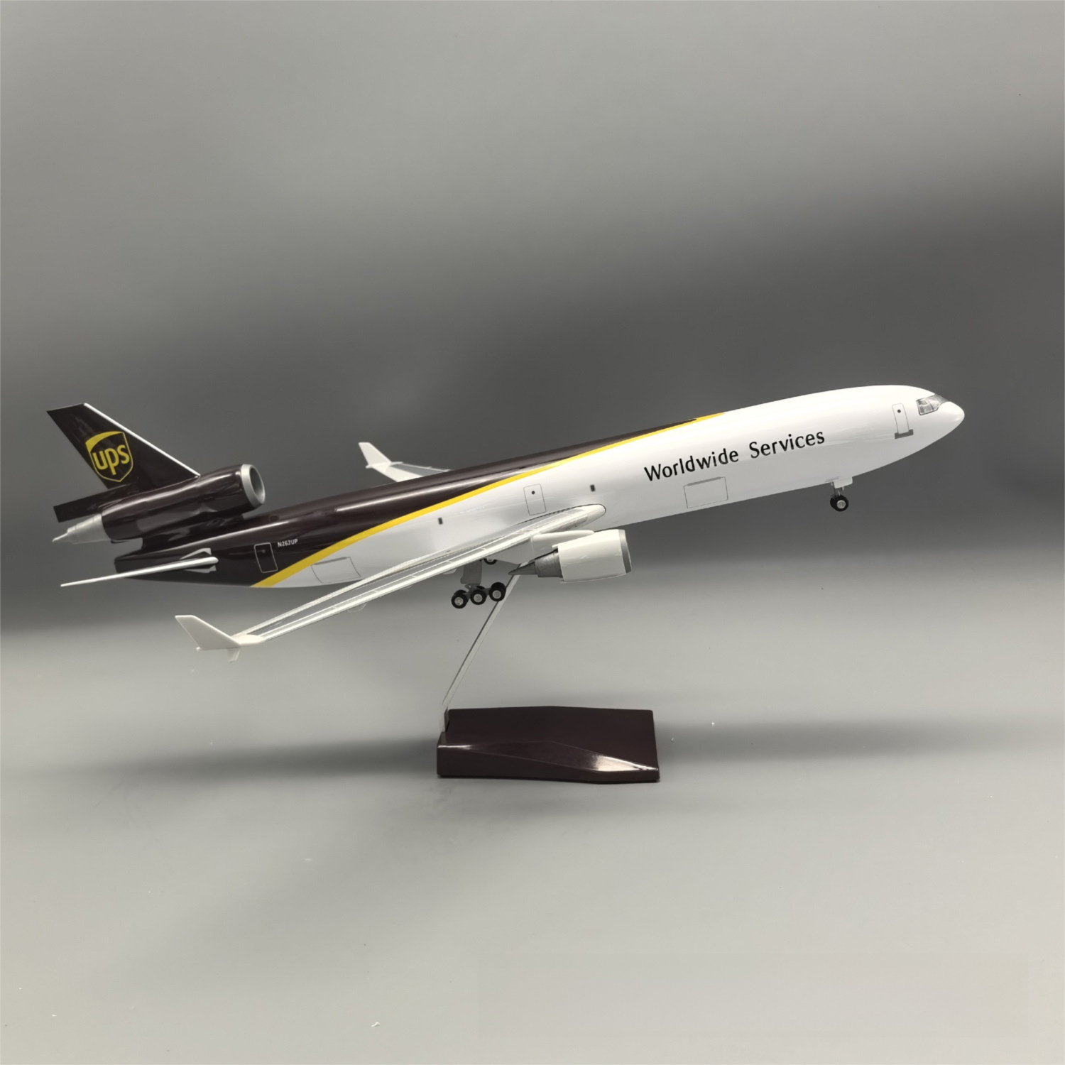 UPS MD-11 McDonnell Douglas – Scale 1:130 – 47 cm/18.5 in – ABS Resin – Optional LED Lights