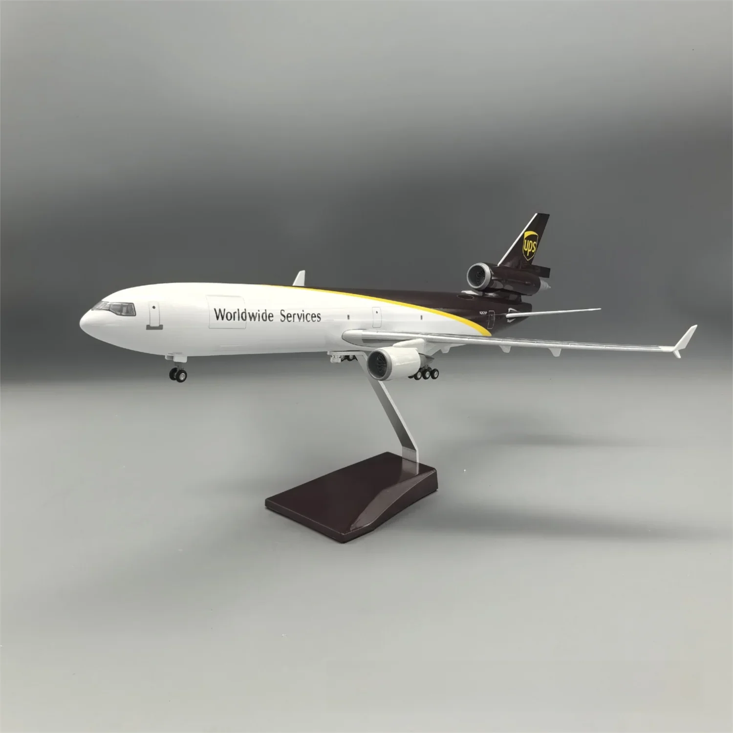 UPS MD-11 McDonnell Douglas – Escala 1:130 – 47 cm/18,5 pulgadas – Resina ABS – SIN luces LED  - Gallery 15