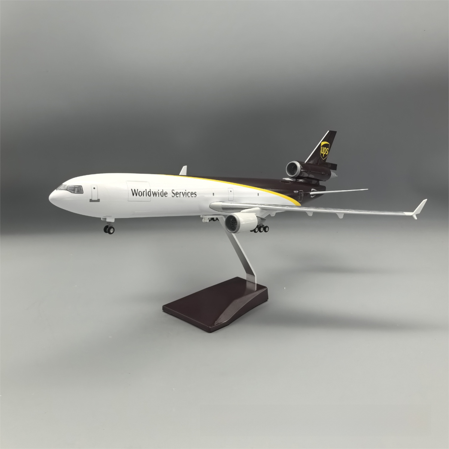 UPS MD-11 McDonnell Douglas – Scale 1:130 – 47 cm – ABS Resin – Optional LED Lights