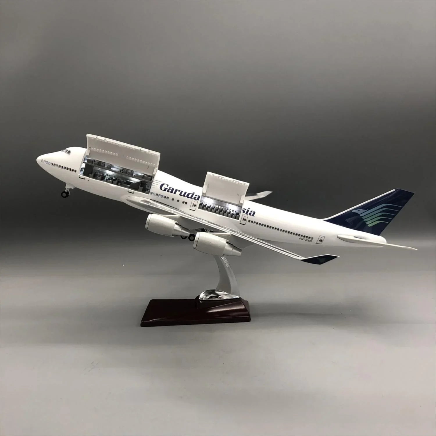 Garuda Indonesia Boeing 747-400 1:150 – 47 cm / 18.5 in – Opening Cabin Interior & LED Lights - Gallery 5