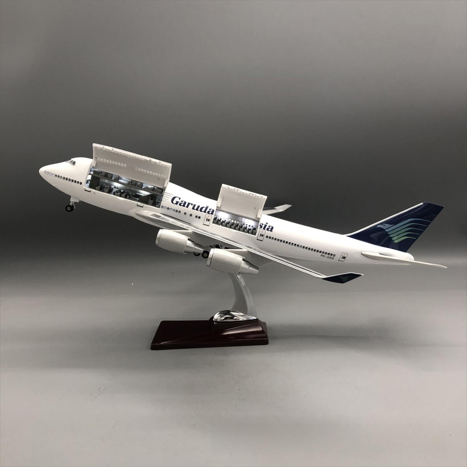Garuda Indonesia Boeing 747-400 1:150 – 47 cm / 18.5 in – Opening Cabin Interior & LED Lights