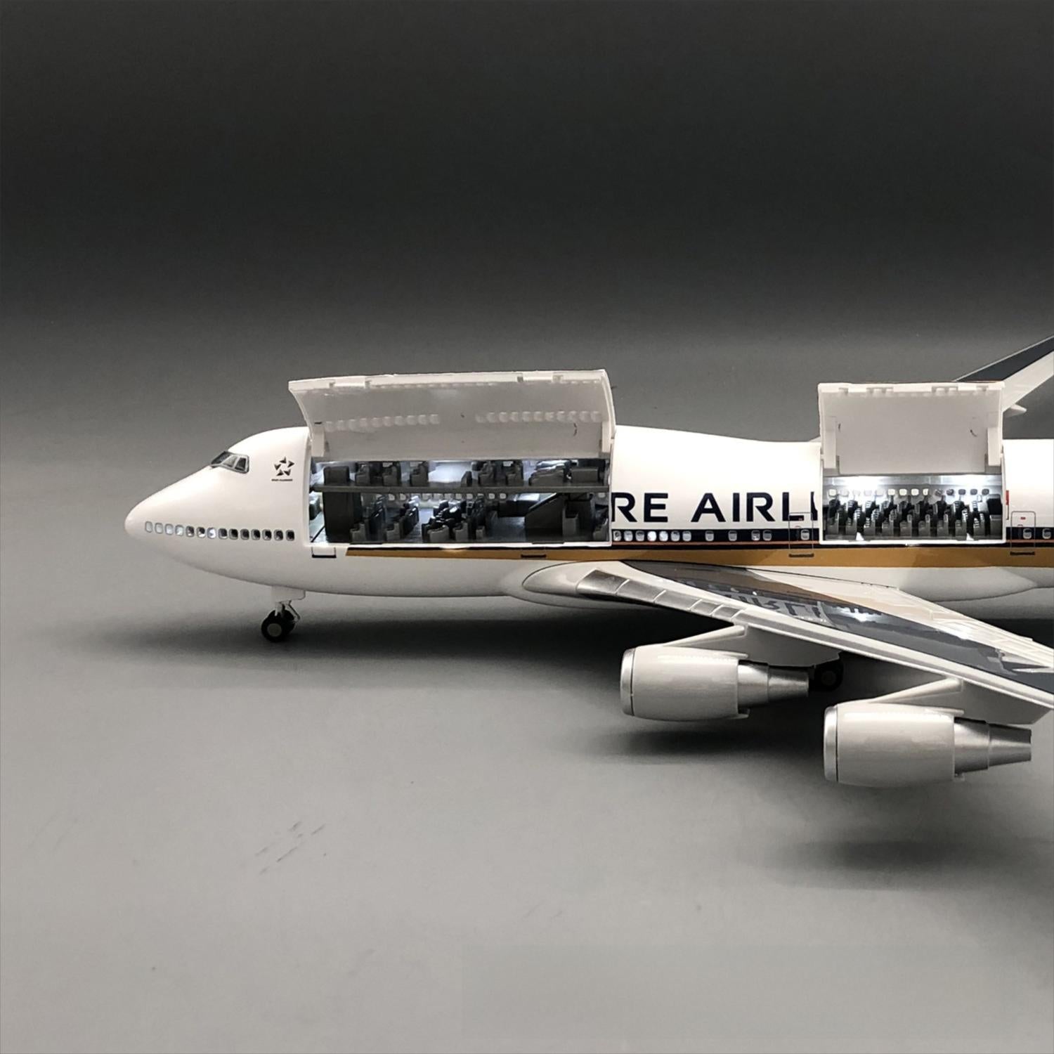 Singapore Airlines Boeing 747-400 1:150 – 47 cm / 18.5 in – Opening Cabin Interior & LED Lights