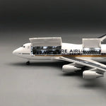 Singapore Airlines Boeing 747-400 1:150 – 47 cm / 18.5 in – Interior de Cabina Abrible y Luces LED - Thumbnail 3