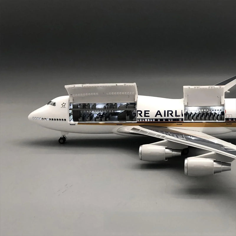 Singapore Airlines Boeing 747-400 1:150 – 47 cm / 18.5 in – Interior de Cabina Abrible y Luces LED - Image 3