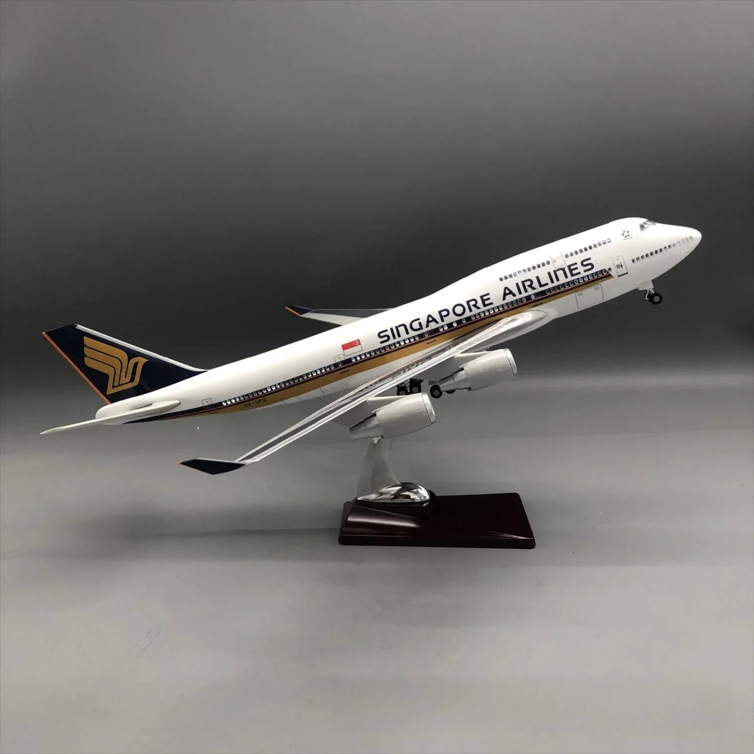 Singapore Airlines Boeing 747-400 1:150 – 47 cm / 18.5 in – Interior de Cabina Abrible y Luces LED - Gallery 4
