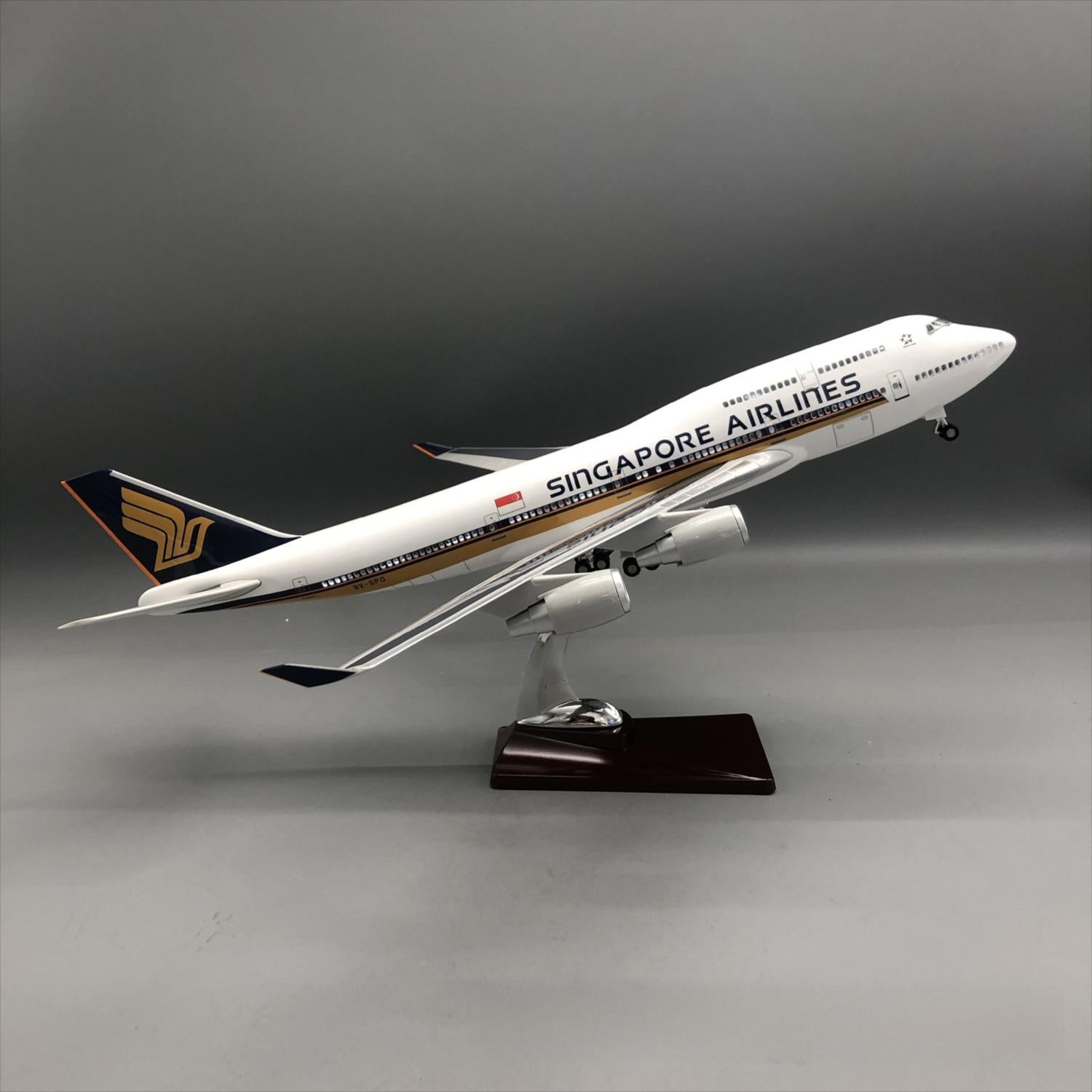 Singapore Airlines Boeing 747-400 1:150 – 47 cm / 18.5 in – Opening Cabin Interior & LED Lights