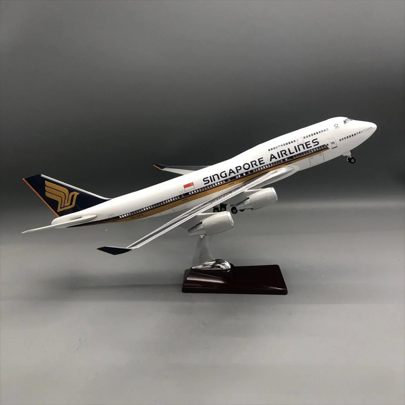 Singapore Airlines Boeing 747-400 1:150 – 47 cm / 18.5 in – Interior de Cabina Abrible y Luces LED - Image 4