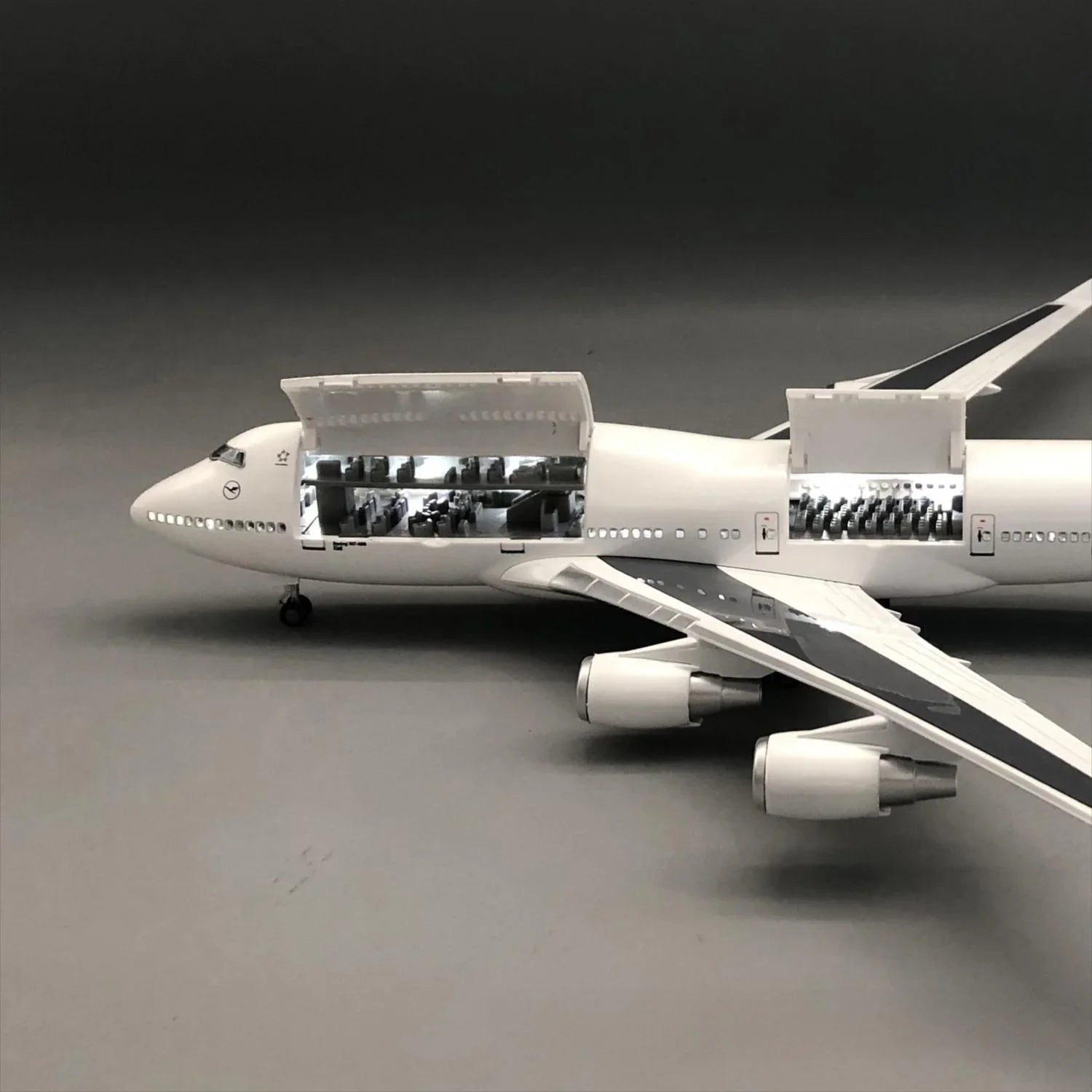 Lufthansa Boeing 747-400 1:150 – 47 cm / 18.5 in – Opening Cabin Interior & LED Lights - Gallery 4