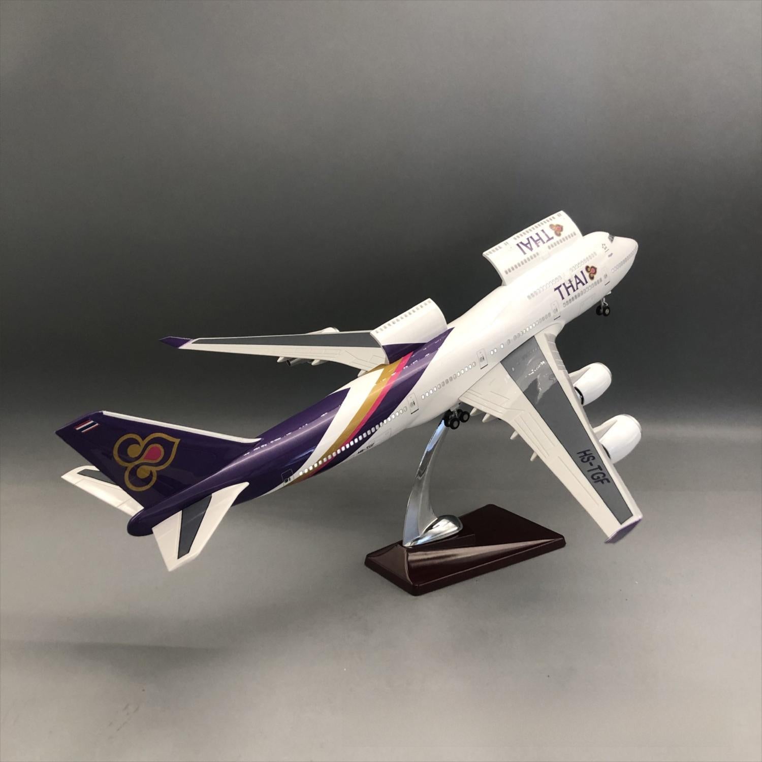 Thai Airways Boeing 747-400 1:150 – 47 cm / 18.5 in – Opening Cabin Interior & LED Lights