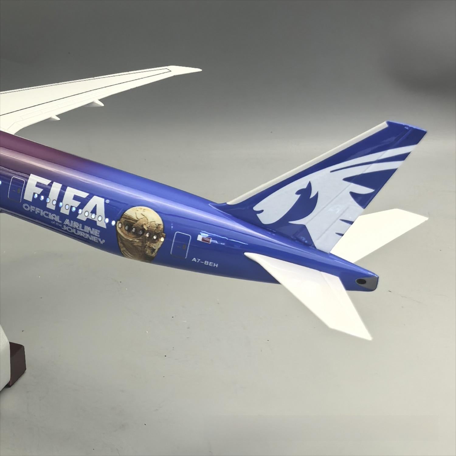 Qatar Airways Boeing 777-300ER "Copa Mundial de la FIFA" – 47 cm / 18,5 in – Modelo con pantalla LED activada por voz - Gallery 6