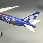 Qatar Airways Boeing 777-300ER "Copa Mundial de la FIFA" – 47 cm / 18,5 in – Modelo con pantalla LED activada por voz - Thumbnail 6
